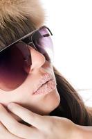 dame portant des lunettes de soleil avec des lèvres de sucre photo