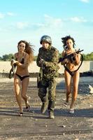 soldat avec deux femmes photo