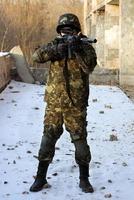 soldat en tenue de camouflage avec fusil photo