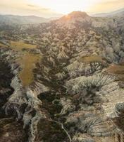 panorama de paysage de terre déserte dramatique surréaliste avec de belles formations de falaises et un fond de coucher de soleil doré dans le parc national de vashlovani. destination de voyage en géorgie. photo