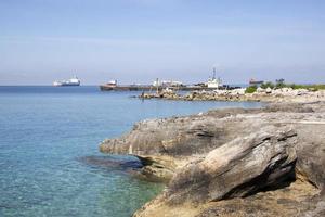 l'île de grand bahama a érodé la côte et les navires industriels photo