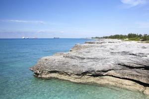 l'île de grand bahama a érodé le rivage et les navires industriels photo