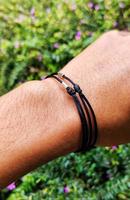 femme portant des bracelets noirs, parfait pour un couple photo