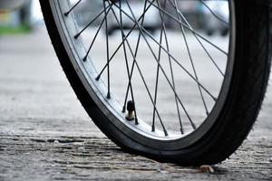 vue rapprochée d'une roue à plat de vélo ou d'un pneu à plat de vélo qui s'est garé près de la route et en attente de réparation. photo