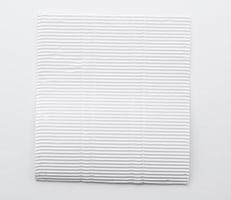 Feuille de papier ondulé vierge blanche sur fond blanc photo