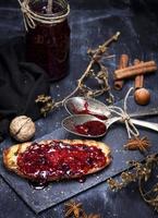 toast de pain de blé blanc enduit de confiture de framboise photo