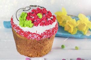 pâtisserie traditionnelle avec glaçage pour une fête de pâques religieuse photo