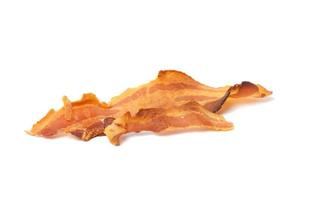 Longue bande de bacon frit isolé sur fond blanc photo