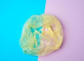 ouvrir un sac en plastique vide pour les produits sur fond coloré photo