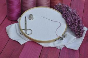 lieu de travail pour la couture et la broderie sur la vieille table en bois, ton violet photo