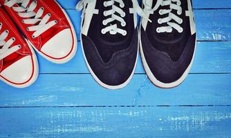 deux paires de chaussures d'entraînement photo