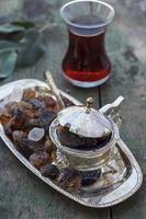 thé turc et pot de sucre photo