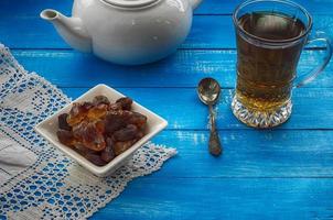 thé dans une tasse en verre avec du sucre de canne photo