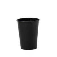 Tasse jetable en papier noir vide sur fond blanc, concept écologique photo