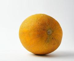 Ensemble de melon jaune rond mûr sur fond blanc photo