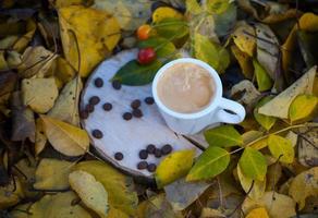 tasse blanche avec café expresso sur une souche en bois photo