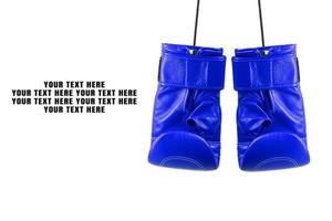 paire de gants de boxe en cuir bleu pour le sport suspendus à un lacet noir photo