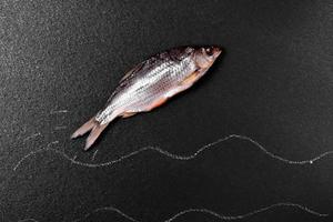 bélier de poisson sur une surface noire photo