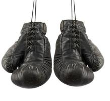 paire de gants de boxe en cuir noir vintage très anciens suspendus à une corde photo