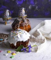 cuisson de pâques avec glaçage au sucre blanc photo