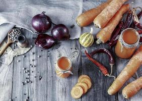 jus de carotte frais fait maison dans des bocaux en verre photo