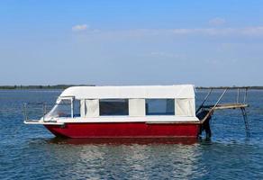 amarré au bord de la mer vieux bateau par une journée ensoleillée d'été photo