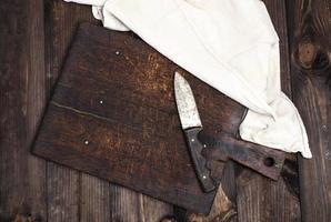 vieille planche à découper de cuisine en bois marron vide avec un couteau photo