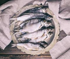 bélier de poisson salé séché dans une plaque de fer photo