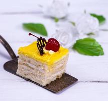 morceau de gâteau biscuit à la crème sur une spatule en fer photo