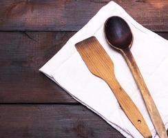 cuillère en bois et spatule de cuisine sur une serviette textile photo