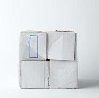 boîte en carton blanc froissé avec un couvercle fermé photo