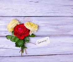 roses et une étiquette en papier avec une inscription bonjour photo