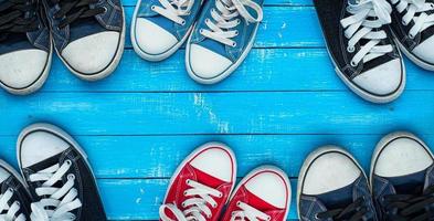 porter des baskets sur une surface en bois bleue, vue de dessus photo