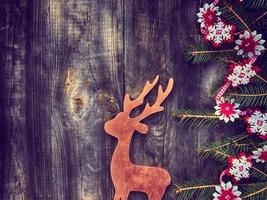 jouet cerf en bois avec des branches de sapin décorées photo