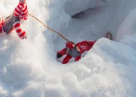 petits jouets en bois dans la scène de sauvetage et aider photo