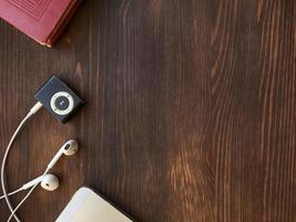 lecteur de musique avec un casque sur un fond de bois marron photo