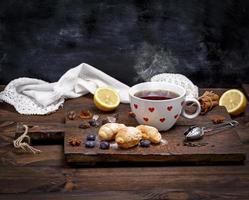 tasse blanche en céramique avec du thé chaud photo