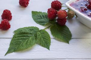 feuilles vertes et framboises photo