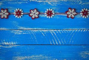 flocons de neige en feutre sur une surface en bois bleue photo