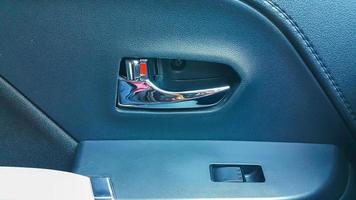 poignée de porte à l'intérieur de la voiture avec la serrure de porte ouverte photo