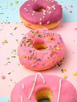 trois beignets sucrés différents ronds avec pépites photo