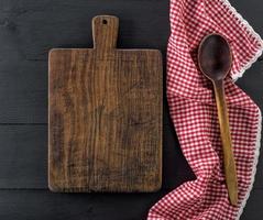 vieille planche à découper en bois vide et une cuillère en bois photo