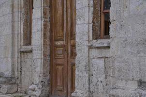 porte d'entrée dans un bâtiment en pierre grise détruit photo