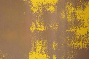 plaque d'acier jaune, surface rugueuse, peinture écaillée, montrant la texture de l'acier rouillé. fond abstrait. photo