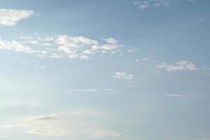 nuages blancs dans le ciel photo