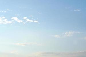 nuages blancs dans le ciel photo