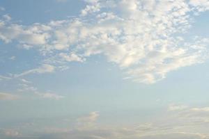 nuages blancs dans le ciel photo