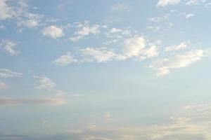 nuages blancs dans le ciel photo