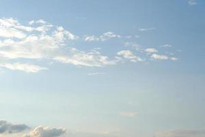 nuages blancs dans le ciel photo