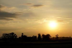 fond du soleil couchant le soir photo